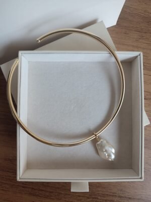 CHOKER ARO RÍGIDO COM PINGENTE